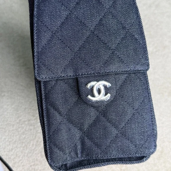 New Matthieu Blazy Chanel - 1st New Collection Launch - Chanel 25 Dark Denim SM - Picture 6 of 9